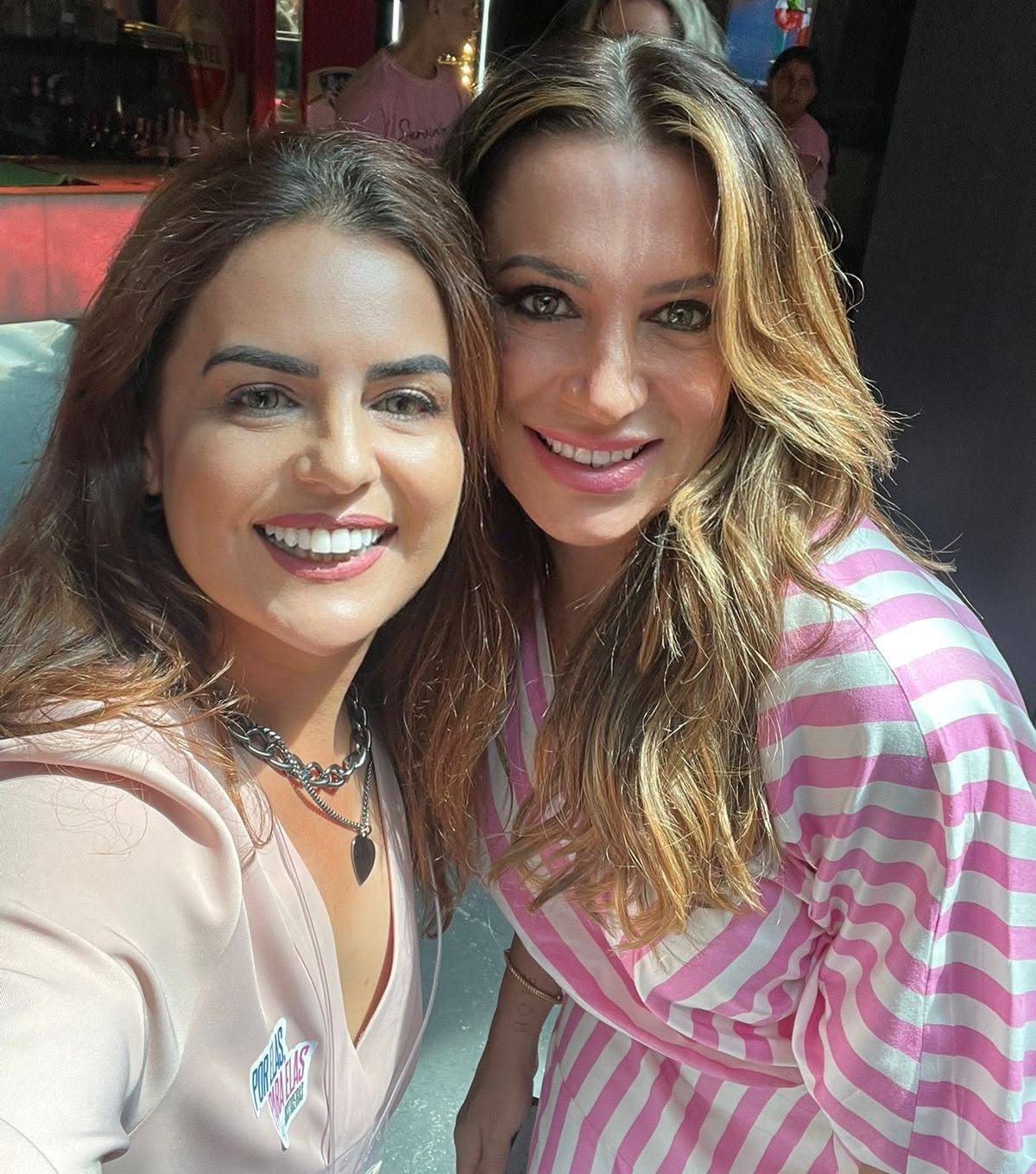 Luciana Xavier e a Dra. Gabriela Manssur sorrindo juntas, lado a lado